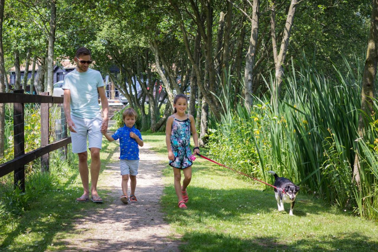 The Lakes Rookley Экстерьер фото Family walking in the park