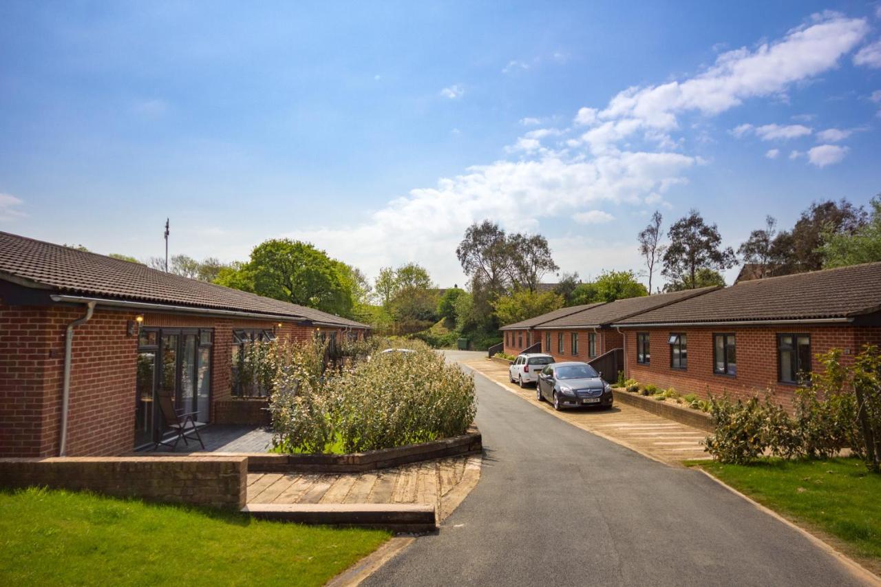 The Lakes Rookley Экстерьер фото The Village at The Heights