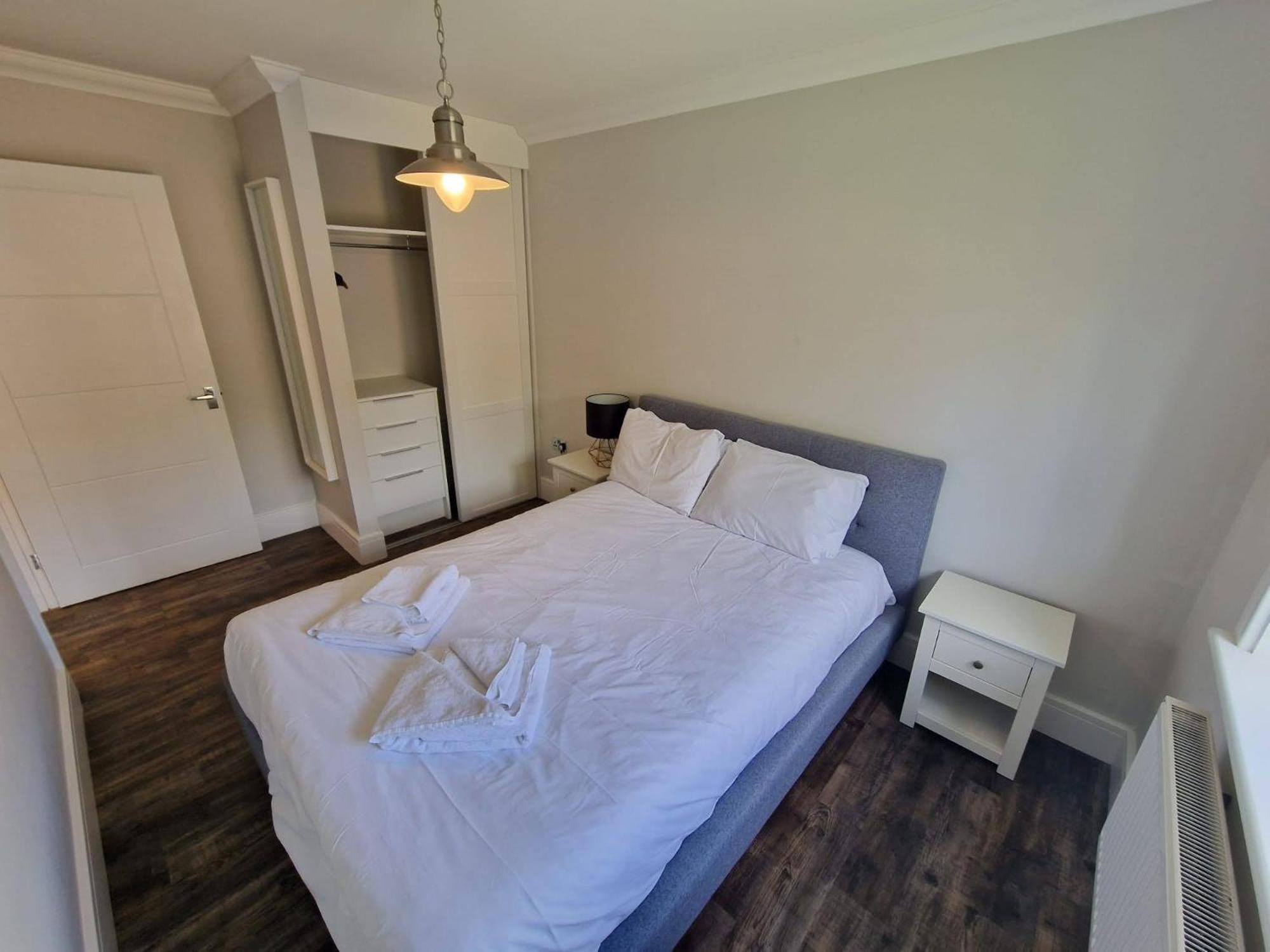 The Lakes Rookley Экстерьер фото A bedroom in a serviced apartment