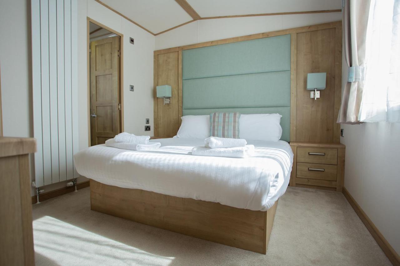 The Lakes Rookley Экстерьер фото A bedroom in a static