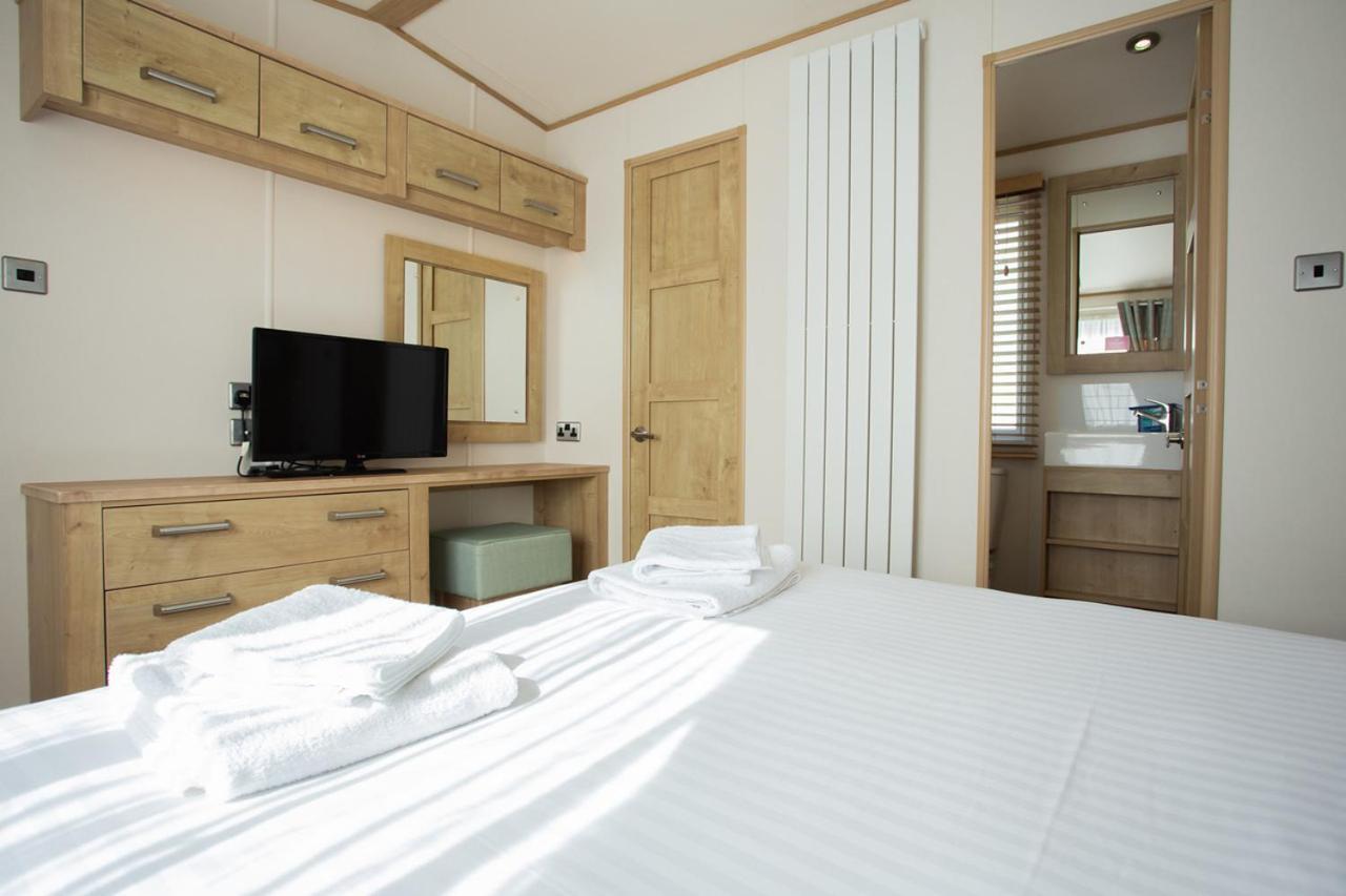 The Lakes Rookley Экстерьер фото A bedroom in a static