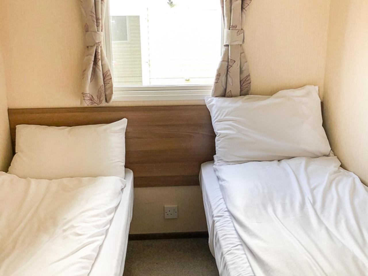 The Lakes Rookley Номер фото Twin beds