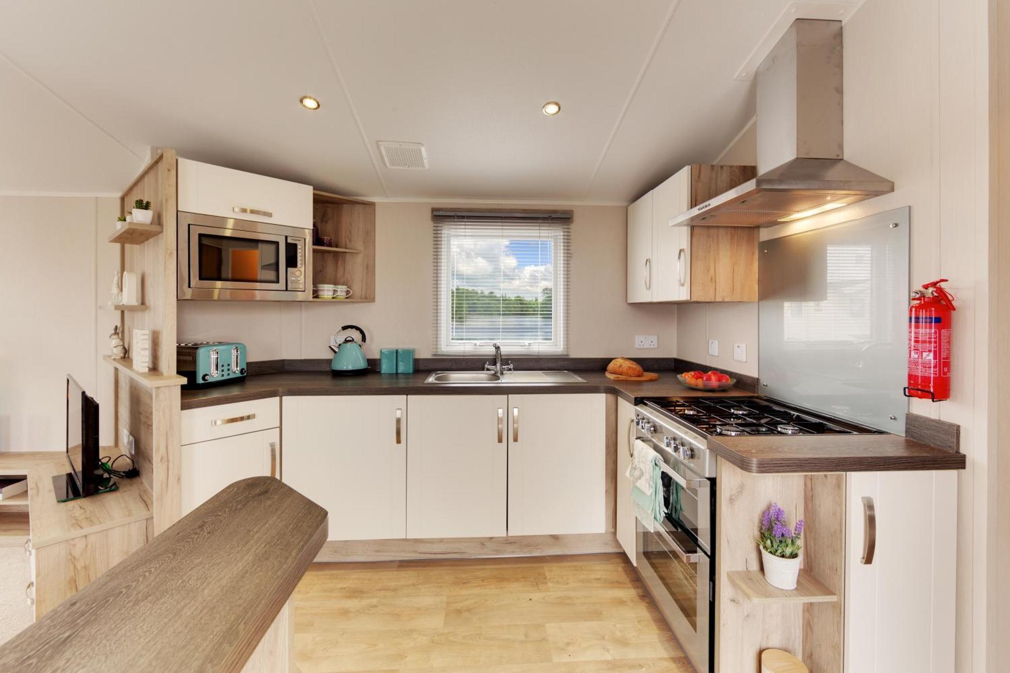 The Lakes Rookley Экстерьер фото A typical kitchen in a static