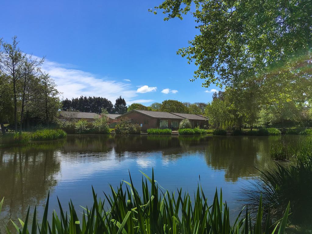 The Lakes Rookley Экстерьер фото The lake at the centre of the village