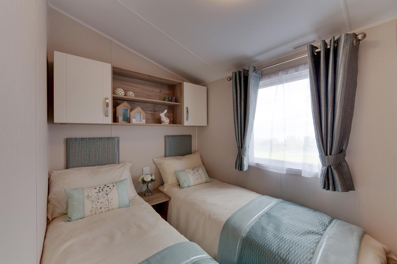 The Lakes Rookley Экстерьер фото A bedroom in a static