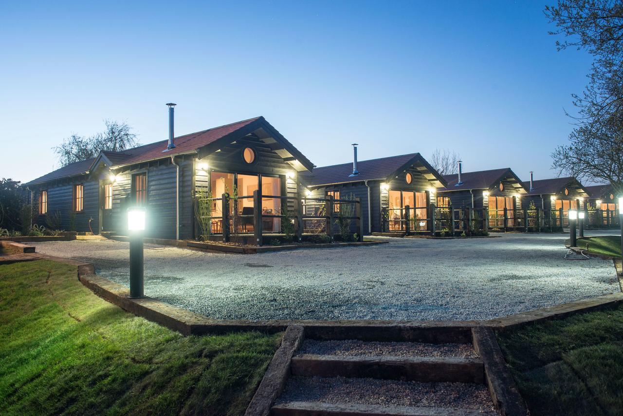 The Lakes Rookley Экстерьер фото The Lodge at night