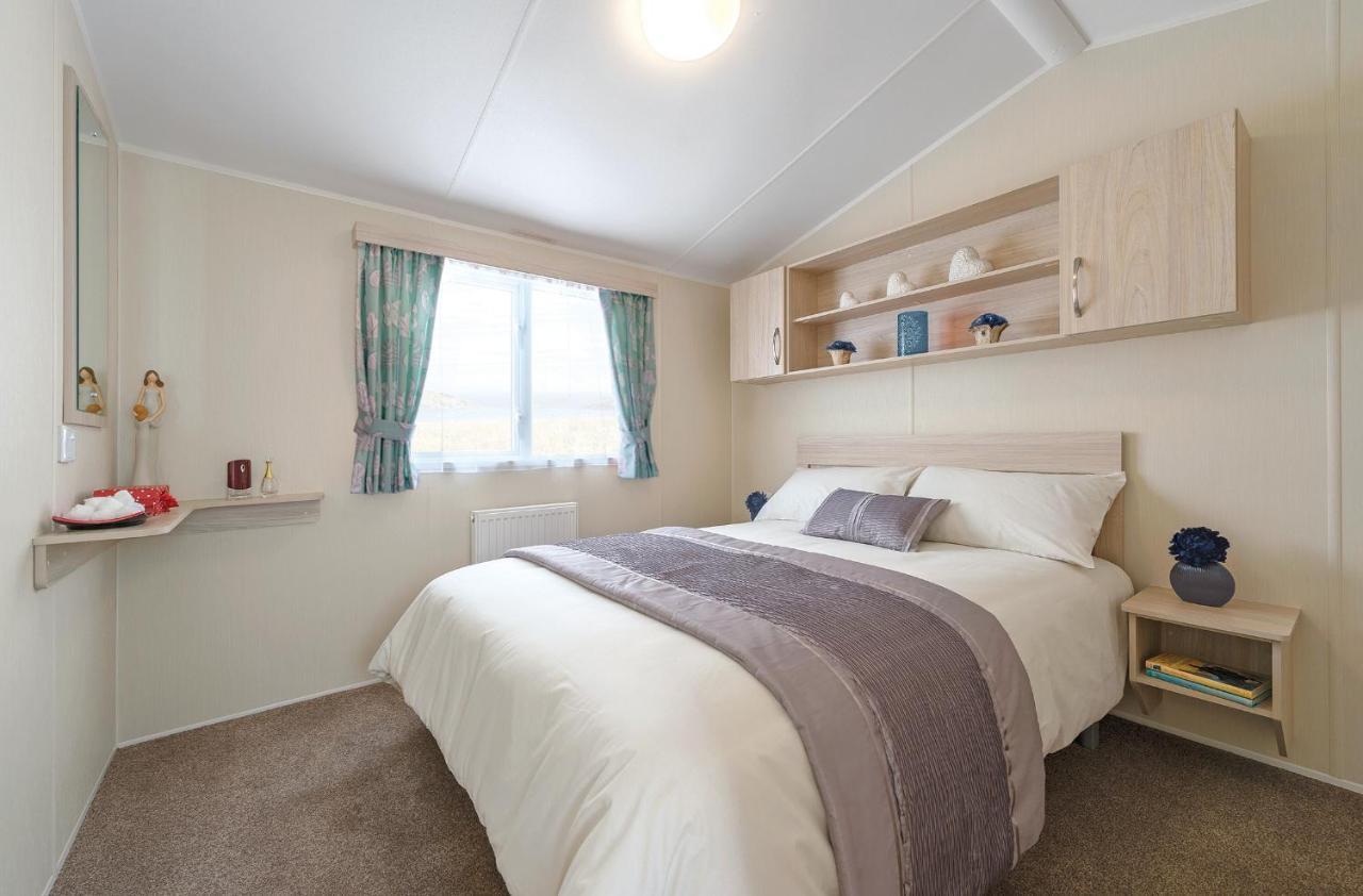 The Lakes Rookley Экстерьер фото A bedroom in a static