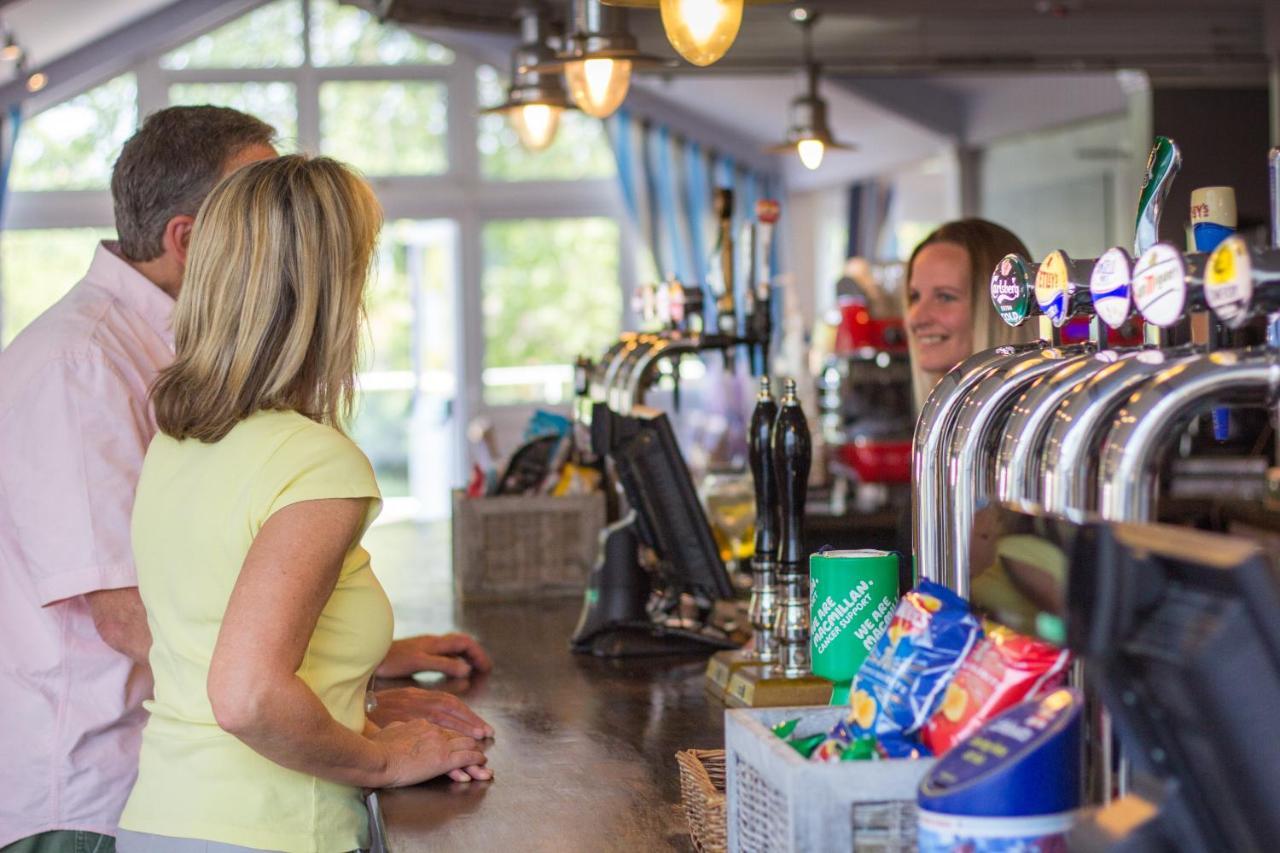 The Lakes Rookley Экстерьер фото The bar at the clubhouse
