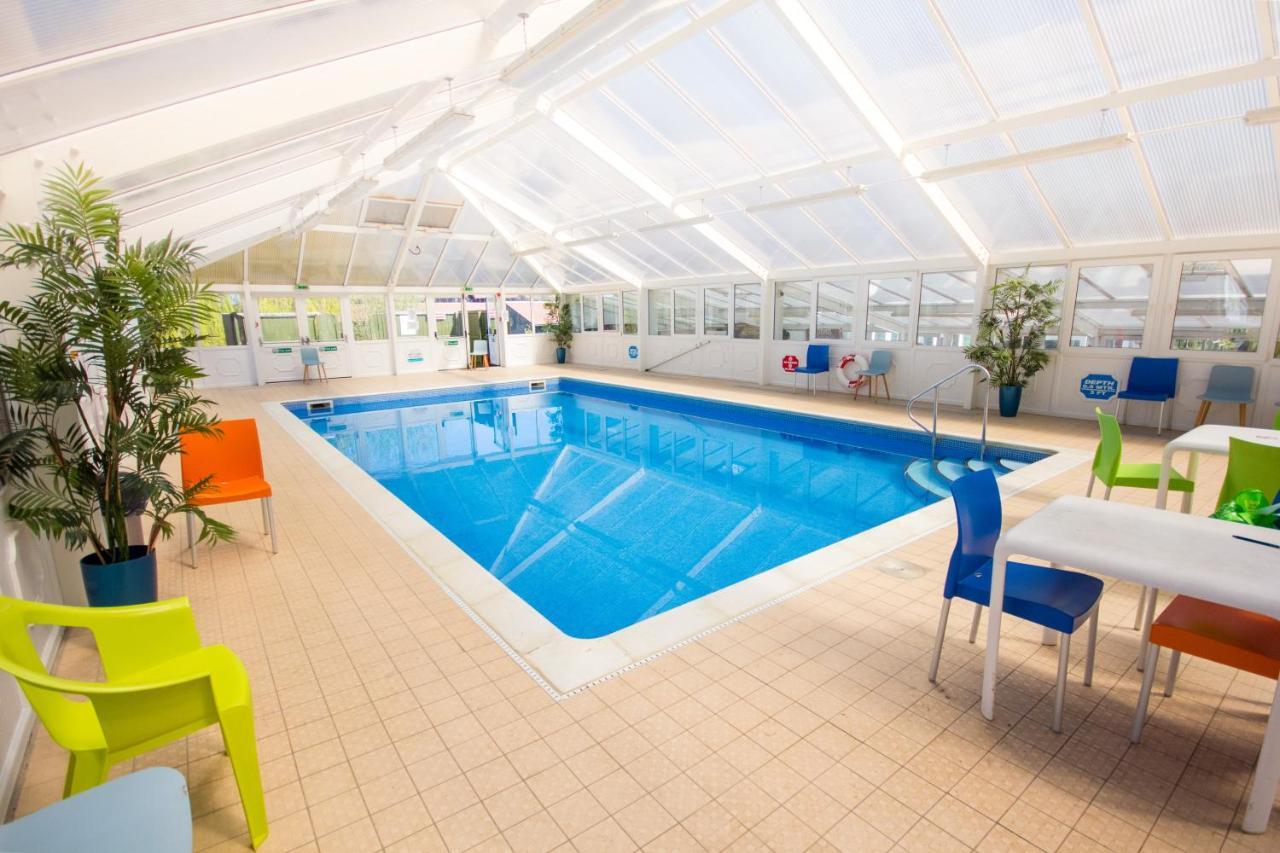 The Lakes Rookley Экстерьер фото The swimming pool at the leisure centre