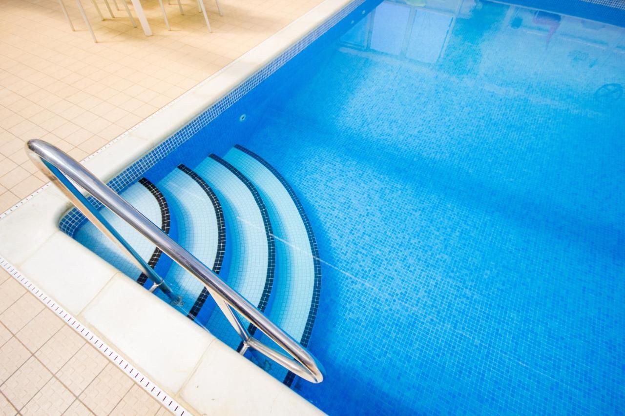 The Lakes Rookley Экстерьер фото Swimming pool