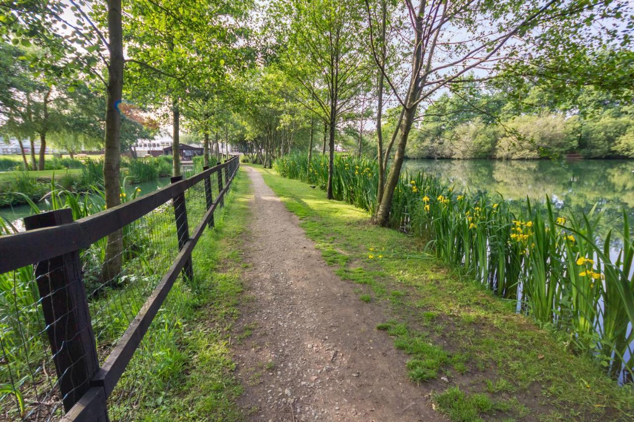 The Lakes Rookley Экстерьер фото The path around the lake