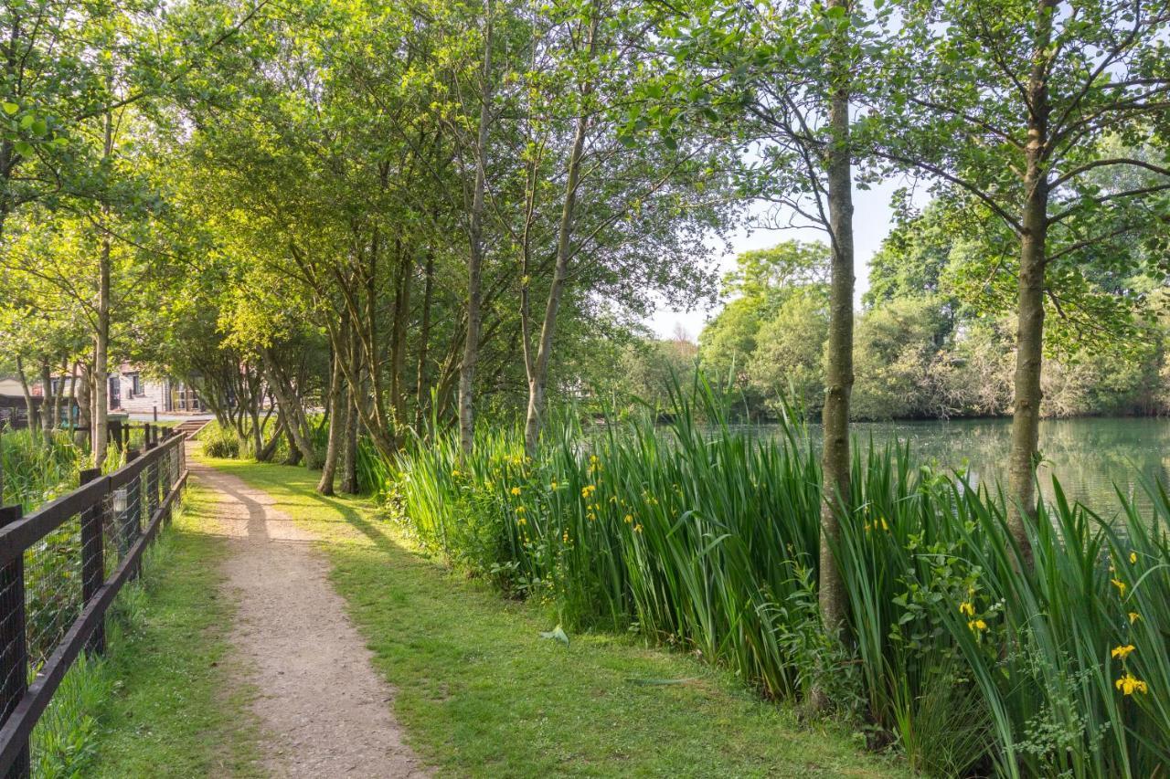 The Lakes Rookley Экстерьер фото The lake at the centre of the park